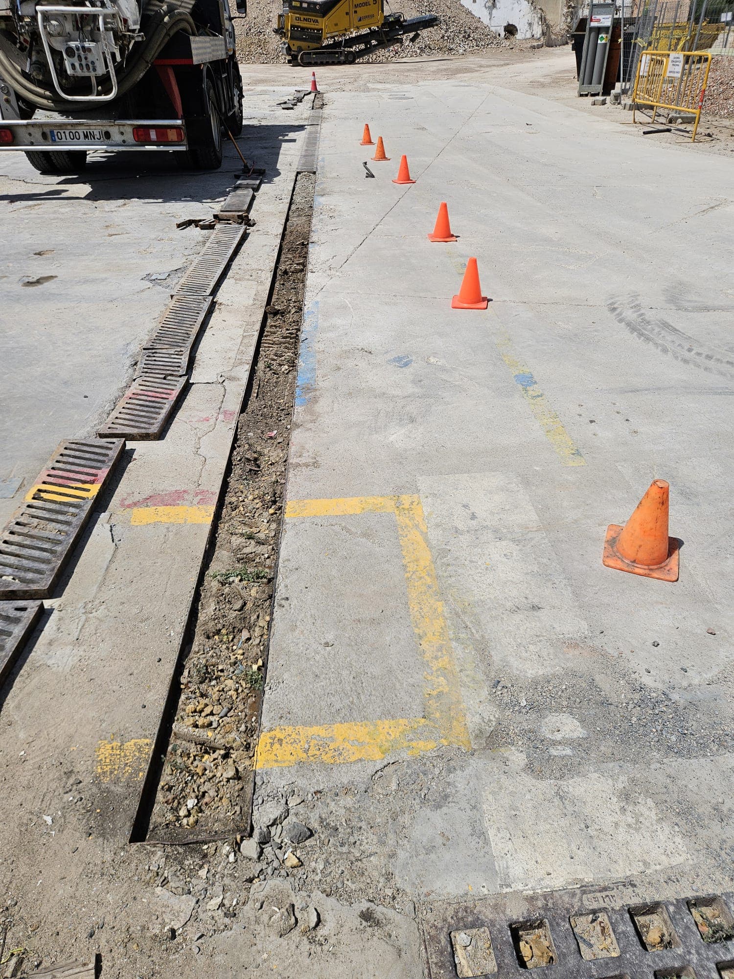 Canaleta de drenaje industrial — Antes