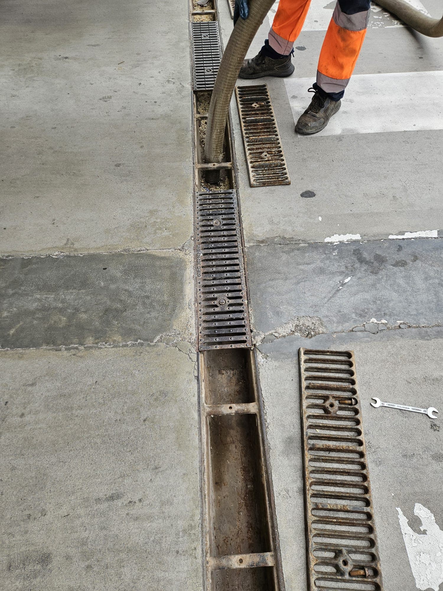 Inspección y desatasco de pozos